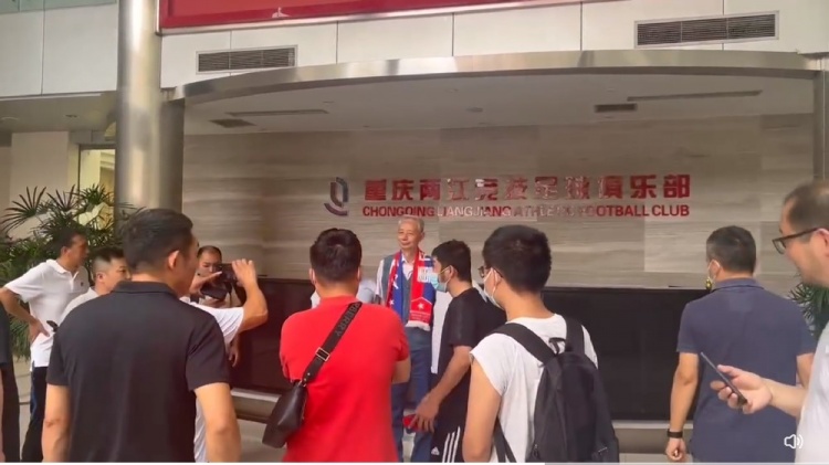 重庆队解散后，尹明善出现在俱乐部告别球队