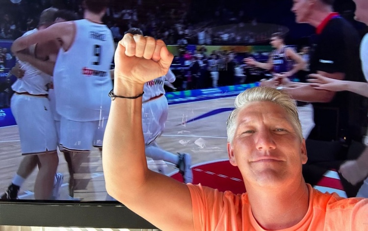 施魏因施泰格庆祝德国男篮夺冠：世界冠军不可思议的成就！