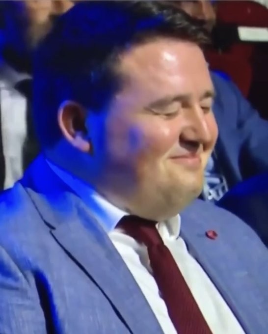似哭实笑？比尔森胜利官推问球迷看法，热评第一晒高层表情包