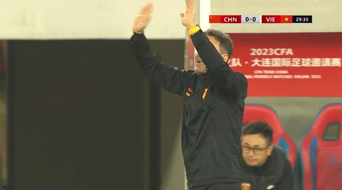 真没希望啊！国足首发7人30岁以上，谭龙35岁吴曦34岁