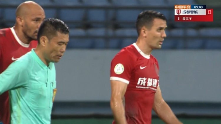 中超新赛季第9红！周定洋两黄变一红，蓉城8人作战！