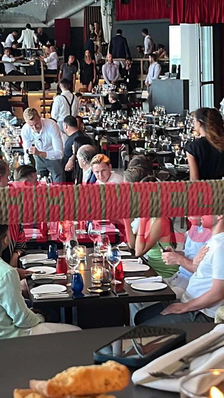 记者：弗兰基-德容在伊维萨岛度假，与荷兰国家队队友聚餐