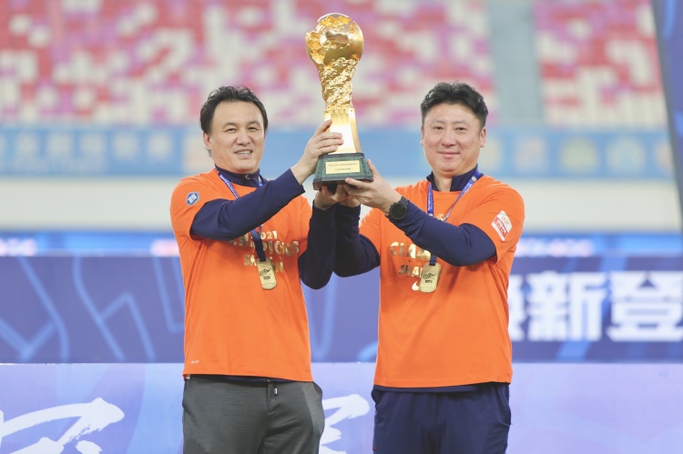 山东泰山队主帅郝伟“捞钱找女人”？俱乐部：不属实，正开会研究