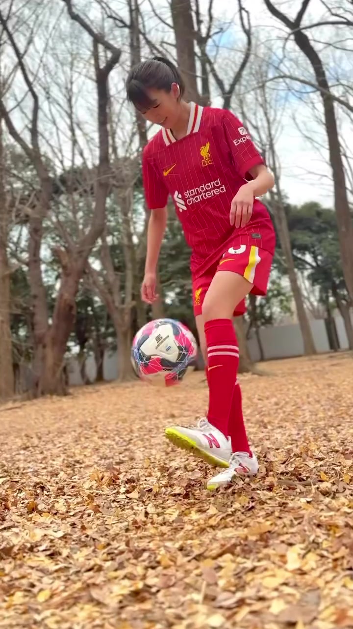 情人节和足球过日本女演员真岛优晒练球视频，身穿阿诺德球衣