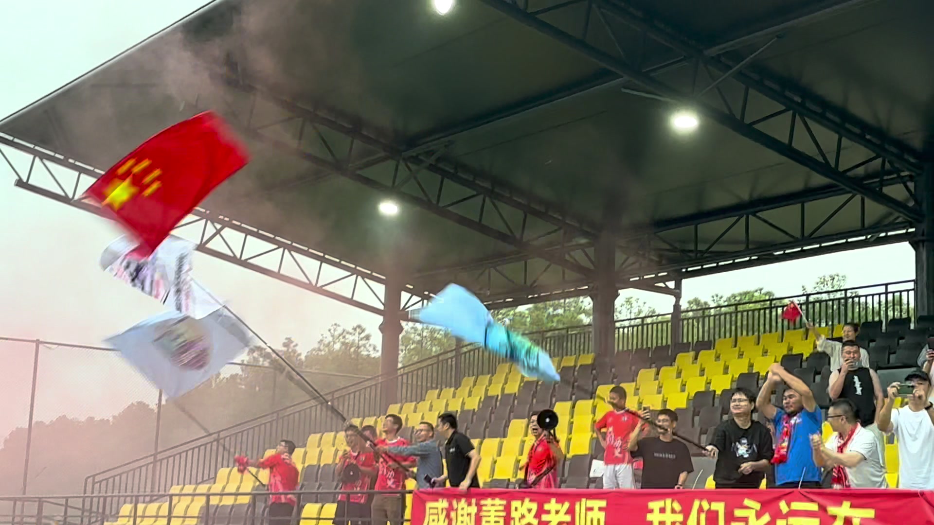 孩子们是希望！中国足球小将队员与现场球迷互动庆祝胜利