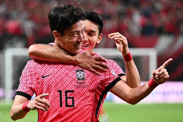 记者：黄义助随韩国队抵达深圳，不雅事件不影响他出战中国队