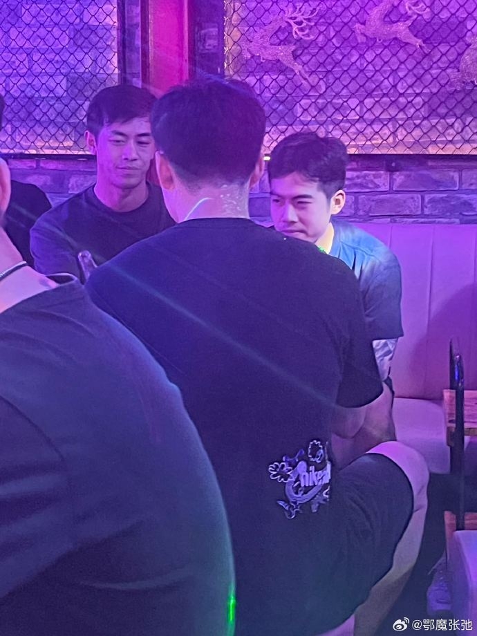 球迷协会会长怒斥邓涵文不仅训练早退，当晚还被球迷偶遇喝酒