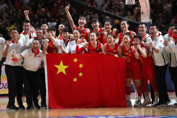 足篮一家，因为我们是中国队！【晨聊会】是否信女篮今天创奇迹？