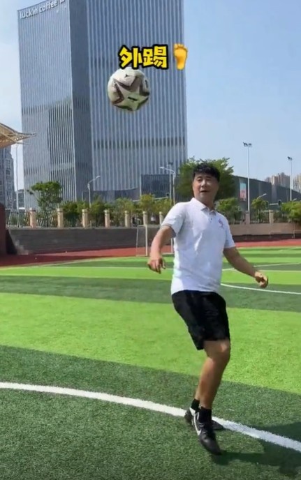 操练起来！董方卓挑战足球版毽子操：花式颠球技术娴熟