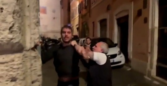 共和报：两位记者拍摄罗马聚餐照片，遭到球队保镖粗暴对待