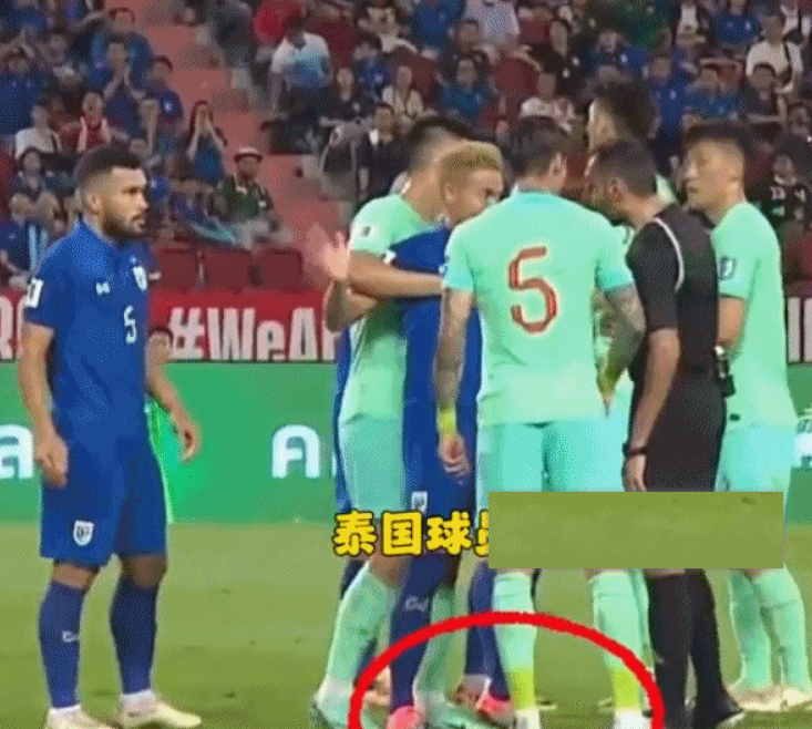 这小动作泰国球员一脚暗暗踩到谭龙脚上，随后引爆冲突