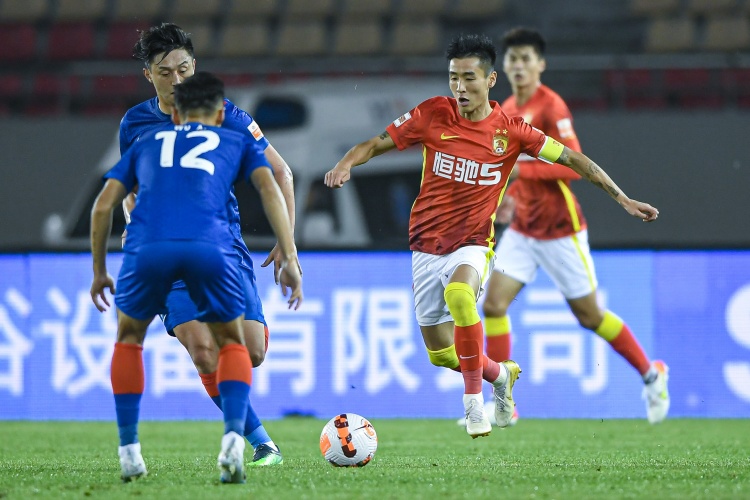 粤媒：广州队首轮打出了自信与水平，但也为年轻付出了代价