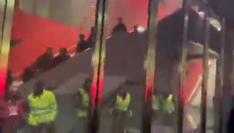 塞尔电台：三名警察因毕尔巴鄂球迷冲突受伤，已被送医