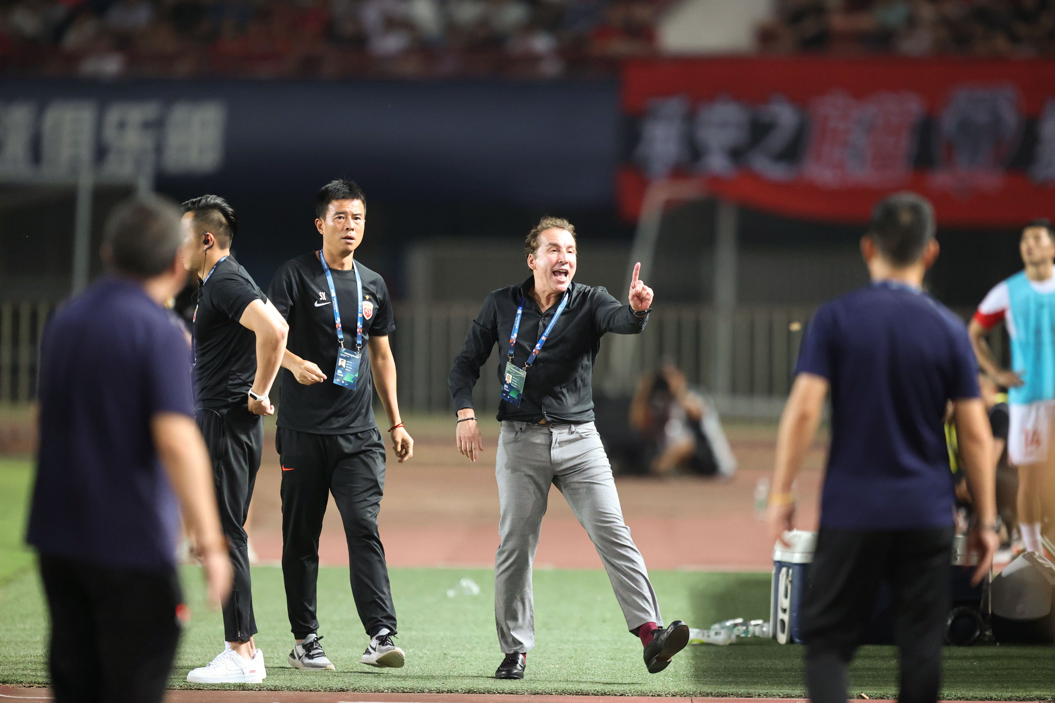媒体人：哈维尔抱怨裁判有点过分了，稍微公平一点他就无法接受