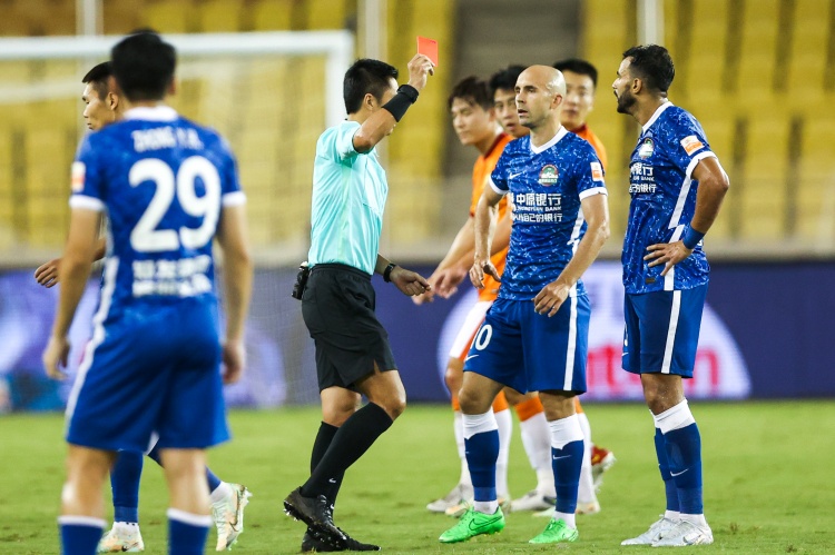 北青：马宁轻伤无碍正常行动，下轮将以VAR身份执法