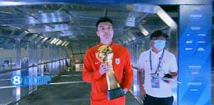 新主人是谁呢？山东泰山队长郑铮交还火神杯