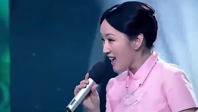 50岁杨钰莹演，唱《茶山情歌》，这打扮太不显岁数了丨天天向上