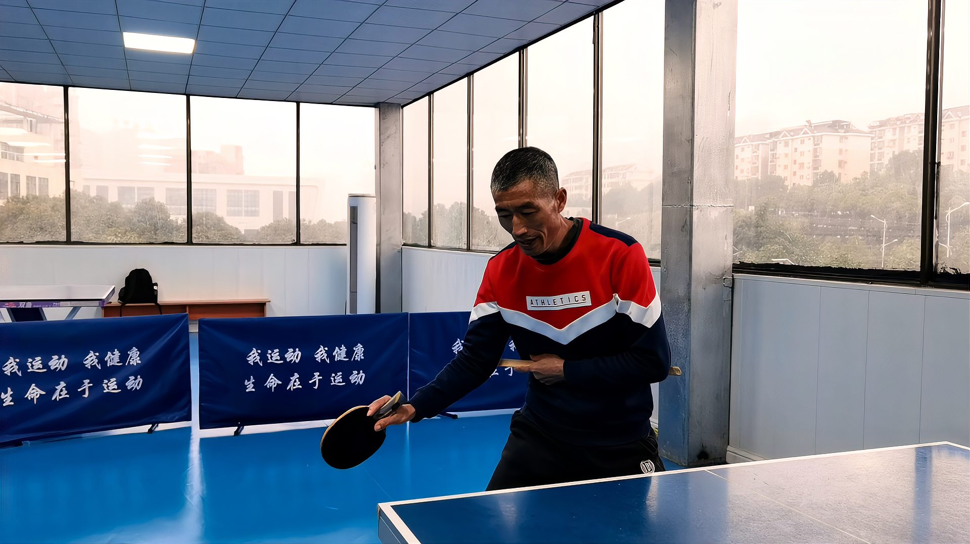 黄教练指导乒乓球友正手攻球，初学者如何解决拉肘问题？