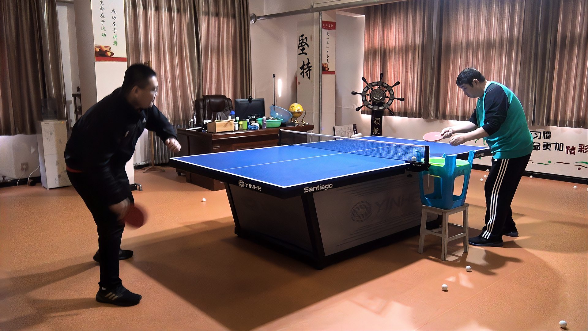 乒乓球球友正手拉下旋球指导，如何吃住球，更好地制造旋转？