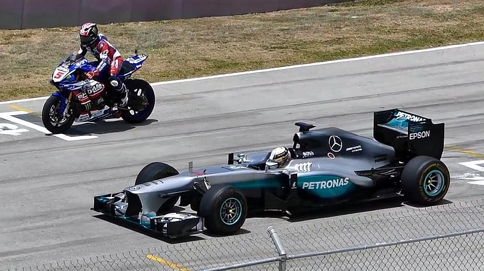 雅马哈摩托对决方程式赛车，F1起步瞬间，终于知道什么叫实力！