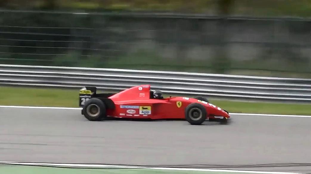 1995法拉利F1方程式跑圈，v12发动机响彻天空，不愧是老牌王者