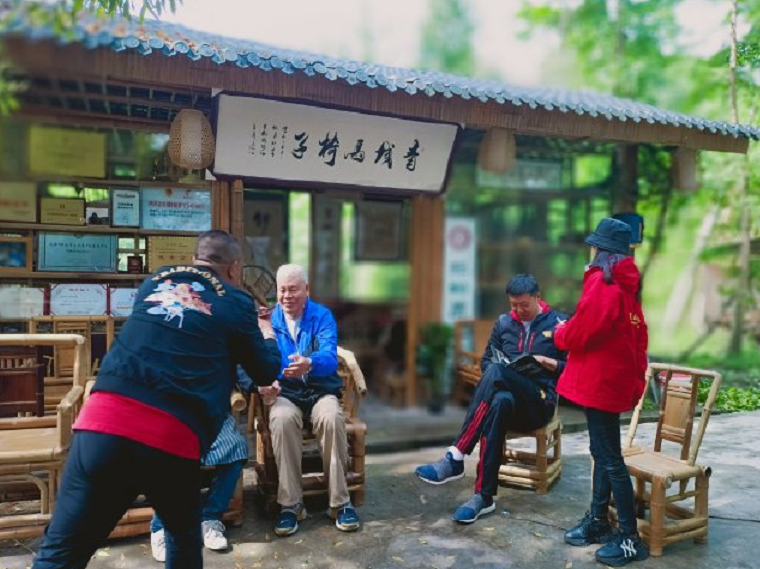 接地气！王治郅夫妇饭馆吃烧麦，与球迷合影，小13岁娇妻私服温婉