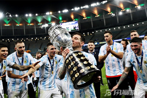 阿根廷国家队举行了美洲杯夺冠庆典,梅西终于在主场举起了美洲杯奖杯