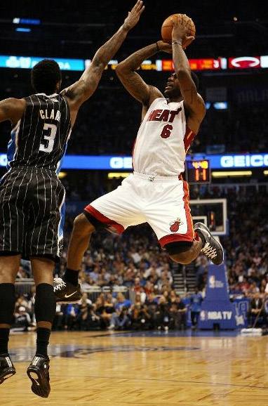 nba热火vs骑士「热火vs骑士冲进赛场的球迷」