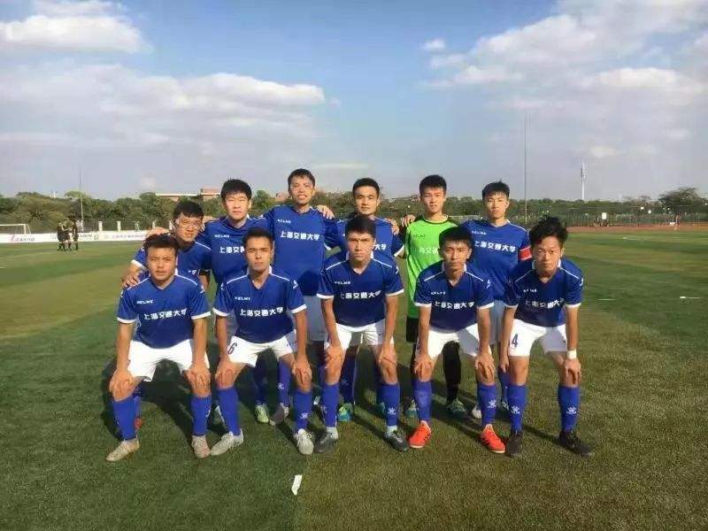 足球队多少人「职业足球队多少人」