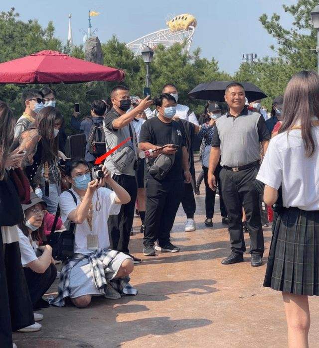 单膝跪地「单膝跪地求婚跪哪个腿」