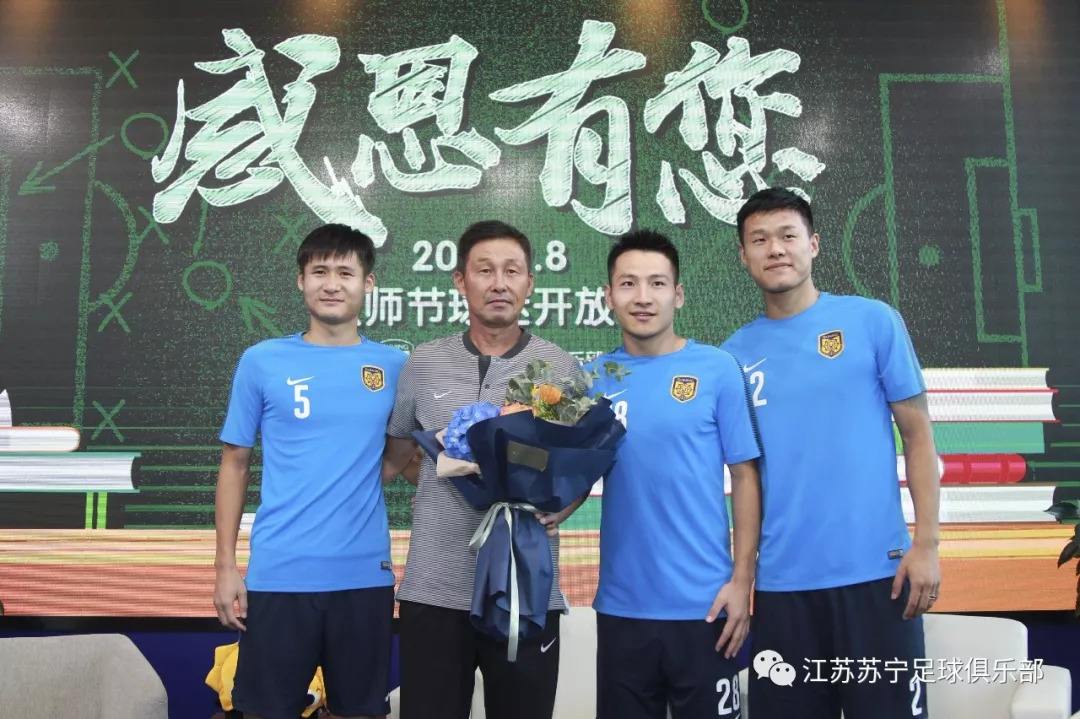 杨笑天「今天我们很荣幸地邀请到著名作家杨笑天」