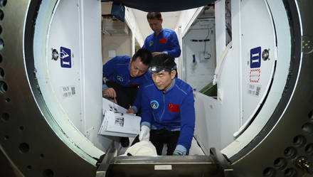 3名航天员在空间站打乒乓球，3名航天员在空间站打乒乓球1在哪里看！