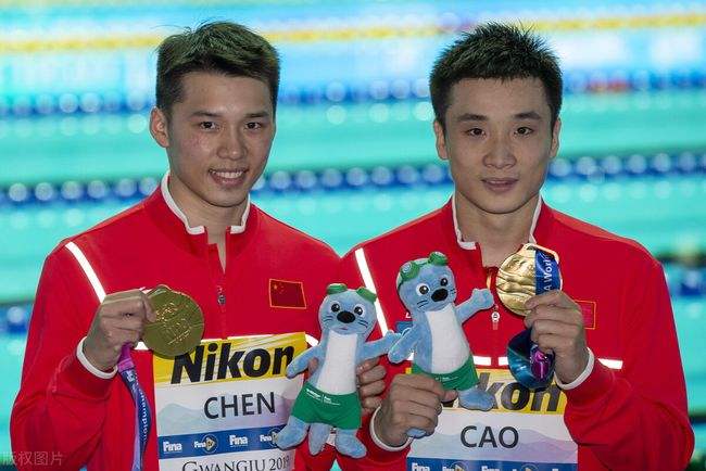 曹缘男子10米跳台夺金杨健夺银，男子10米台跳水曹缘夺冠颁奖仪式