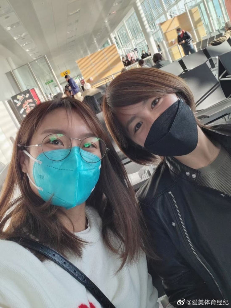 唐佳丽启程前往印度与国家队汇合,机场偶遇日本女足国脚岩渊真奈