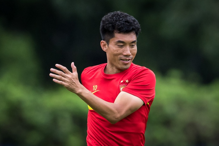 沪媒:郑智很可能被李霄鹏重新启用,球员教练定妆照拍摄均参与