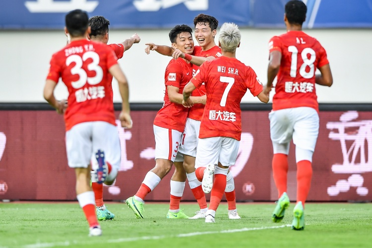 记者:海港并非只盯着泰山队挖人,还对广州队两名后防大将有兴趣