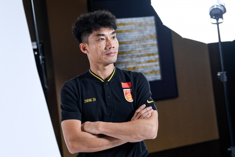 媒体人:国足教练组还有郑智,新赛季是否继续留守广州打上问号