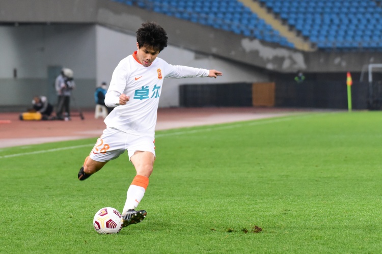 足球报:武汉队将低成本运作,蒿俊闵、黄紫昌等6名球员确定解约