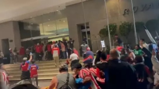 外媒：瓜达拉哈拉成绩糟糕，球迷闯入球队下榻酒店试图攻击球员
