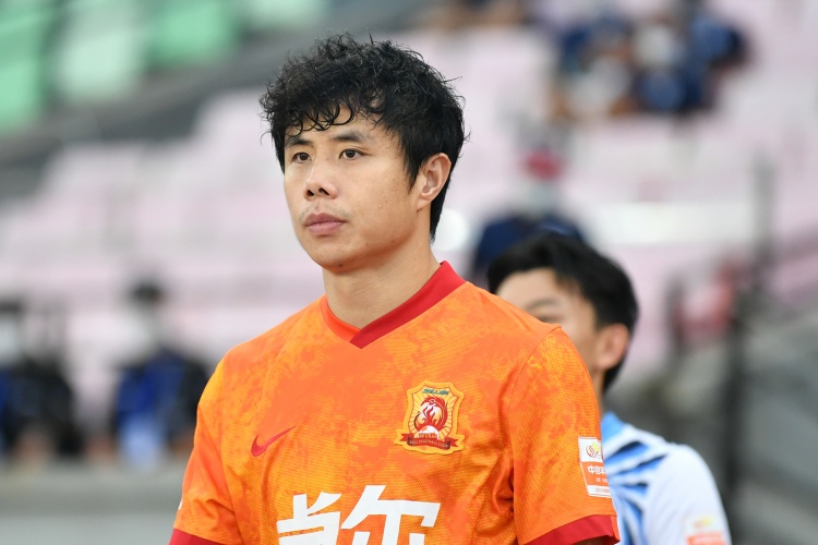 记者：蒿俊闵下家仍未确定，是否会延续足球生涯是个很大疑问