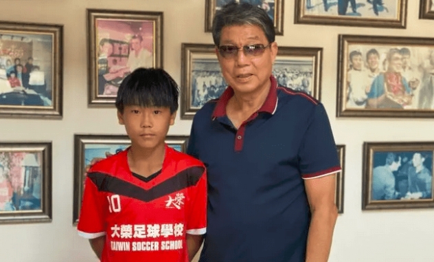 为U17打入第9球的欧阳嘉鑫被称为“深圳梅西”,徐根宝赞其超武磊