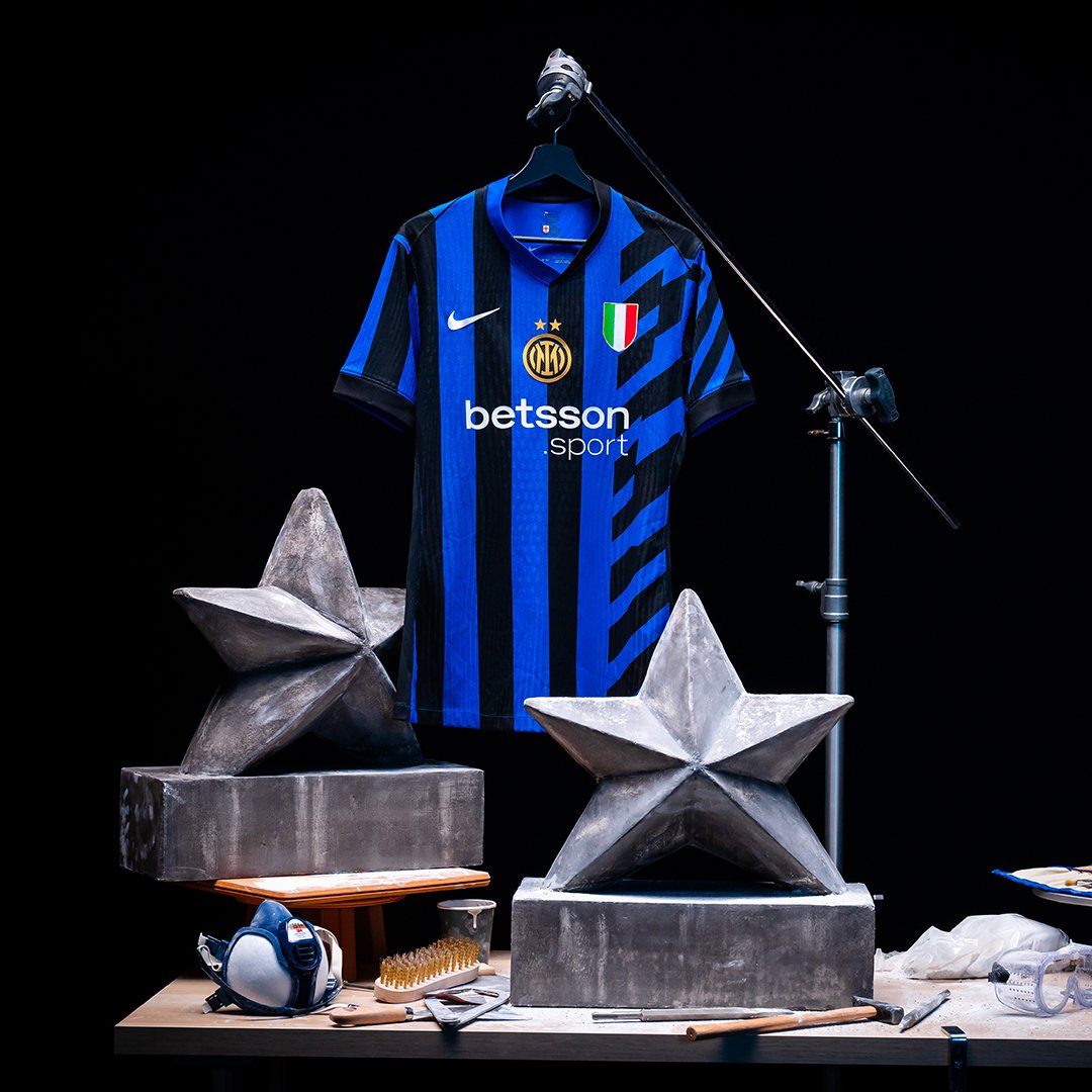 国际米兰新赛季主场球衣公布，队徽上方秀上两星代表意甲20冠