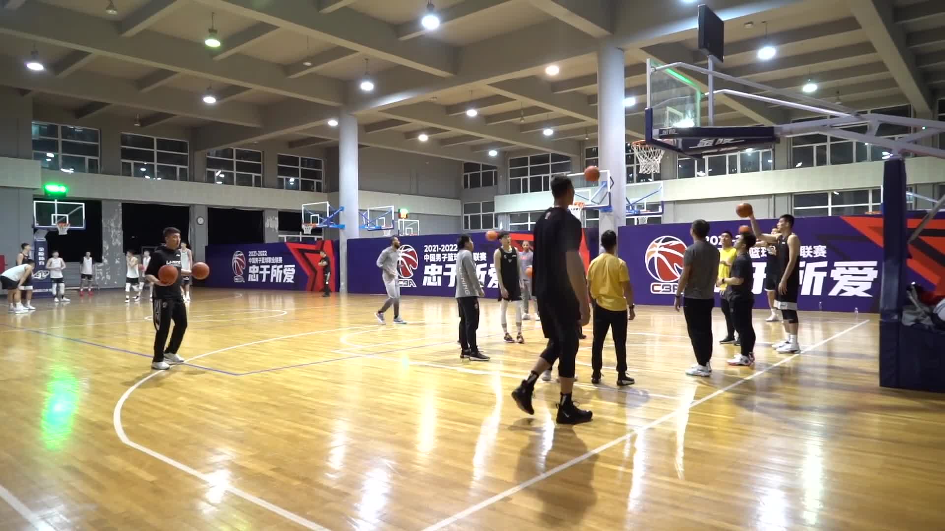 期待今晚的表现！易建联在底角中投6投连中