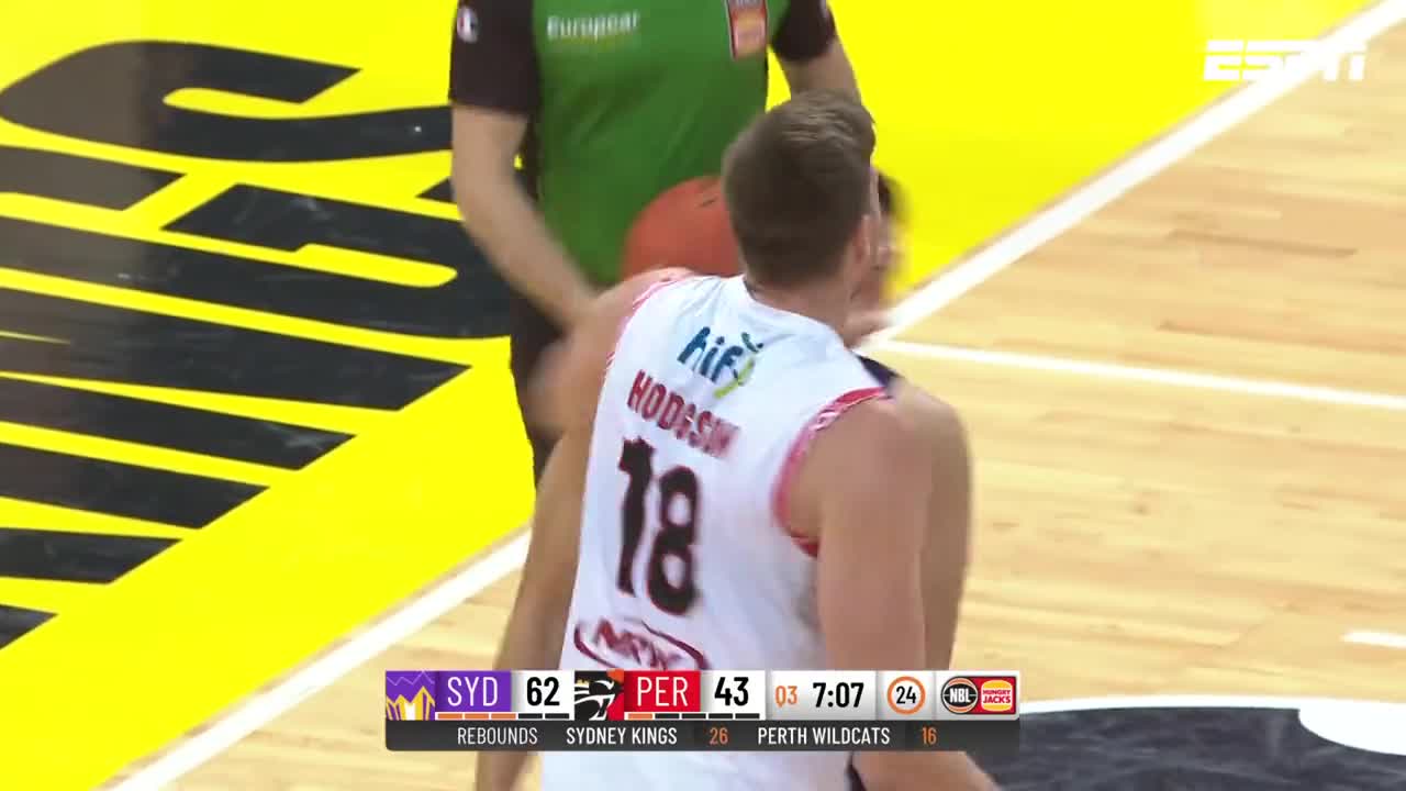 直接扇脸了！NBL赛场爆发激烈冲突