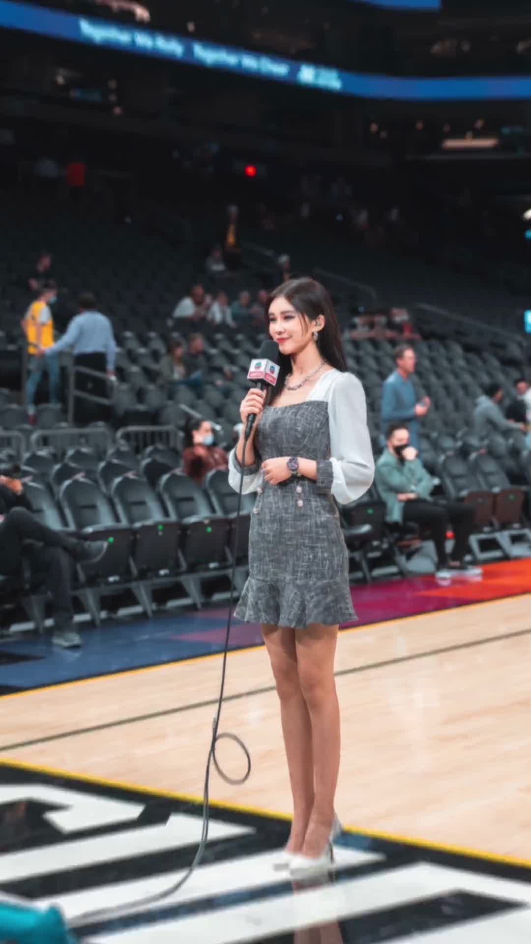 美美哒！前方NBA女记者周玲安晒采访的台前幕后