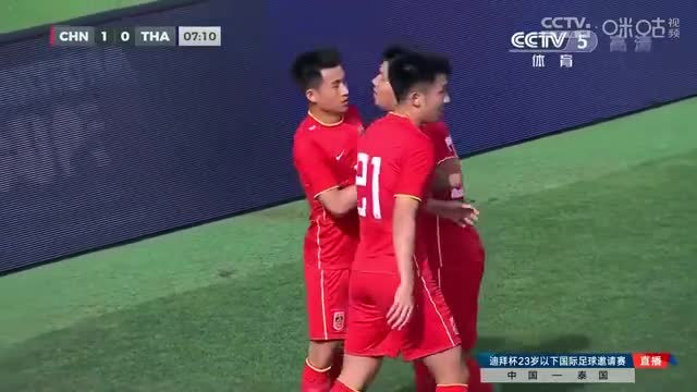 U23国足球员指天缅怀空难遇难者