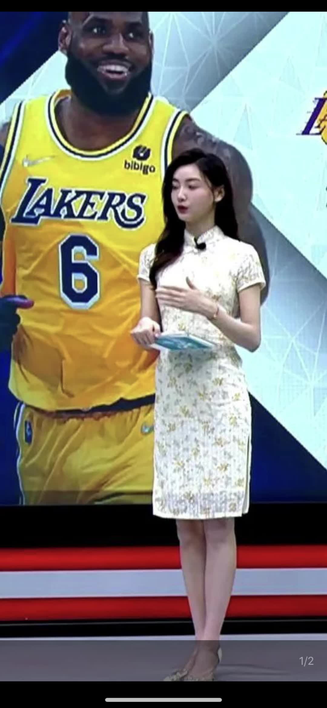 什么情况？NBA女主播中场休息后 旗袍咋还变短了呢