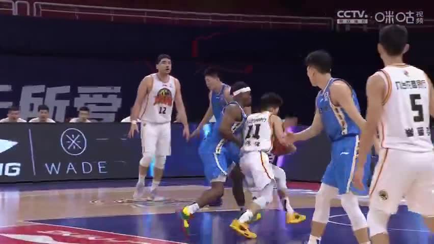 CBA特雷杨？姜伟泽单挑吉布森上篮得手 模仿特雷杨庆祝动作