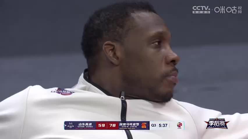 山东大比分落后！37岁哈德森坐场边情绪失落