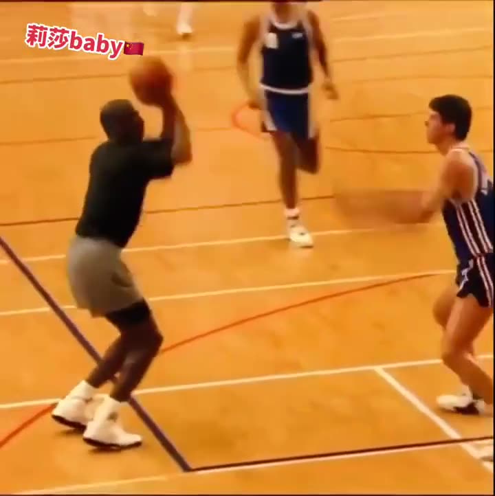 这个黑卤蛋打球犹犹豫豫的 连球服都没有 应该勉强能进NBA吧？